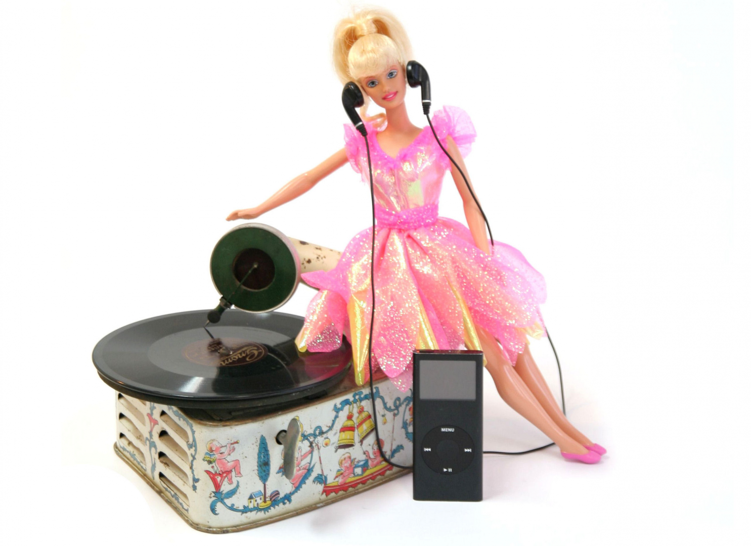 Medien Mix mit Schallplattenspieler, mp3 Player und Barbie