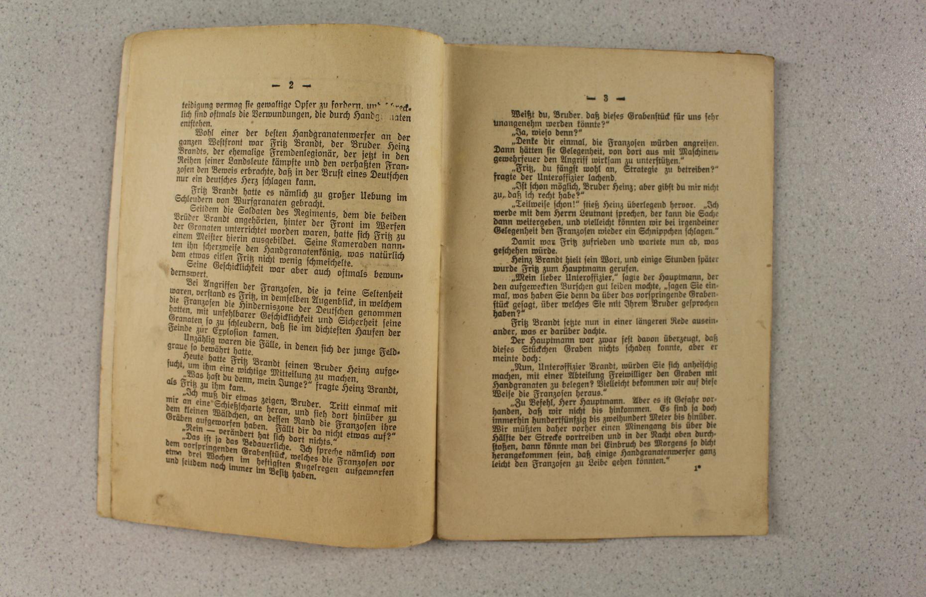 Auf dem Bild ist das Jugendheft aufgeschlagen in Frontansicht zu sehen. Die Buchstaben des Textes sind in altem Druckstil.