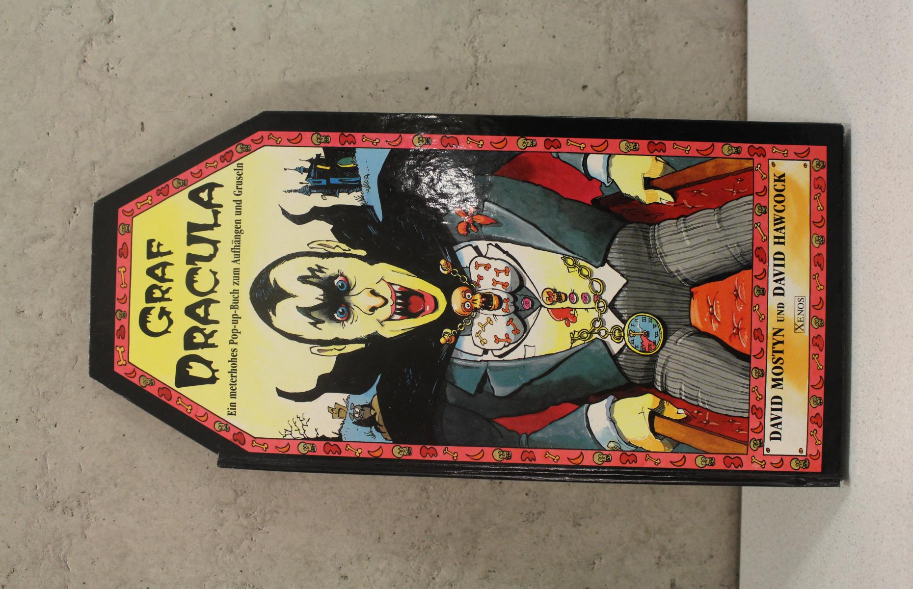 Gesamtes Cover von dem Pop-up-Buch "Graf Dracula". Das Bild liegt auf der Seite.