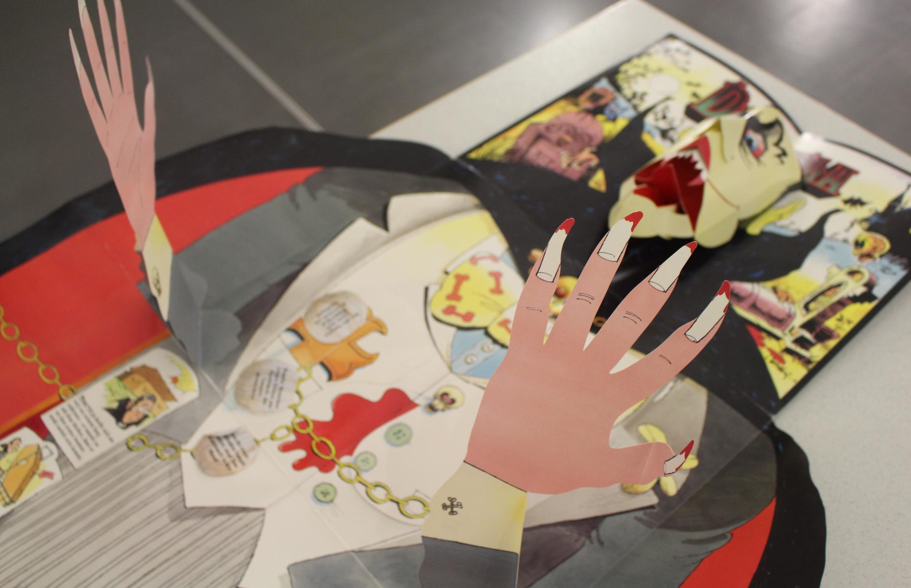 Herausstehender Kopf und Arme von Graf Dracula.