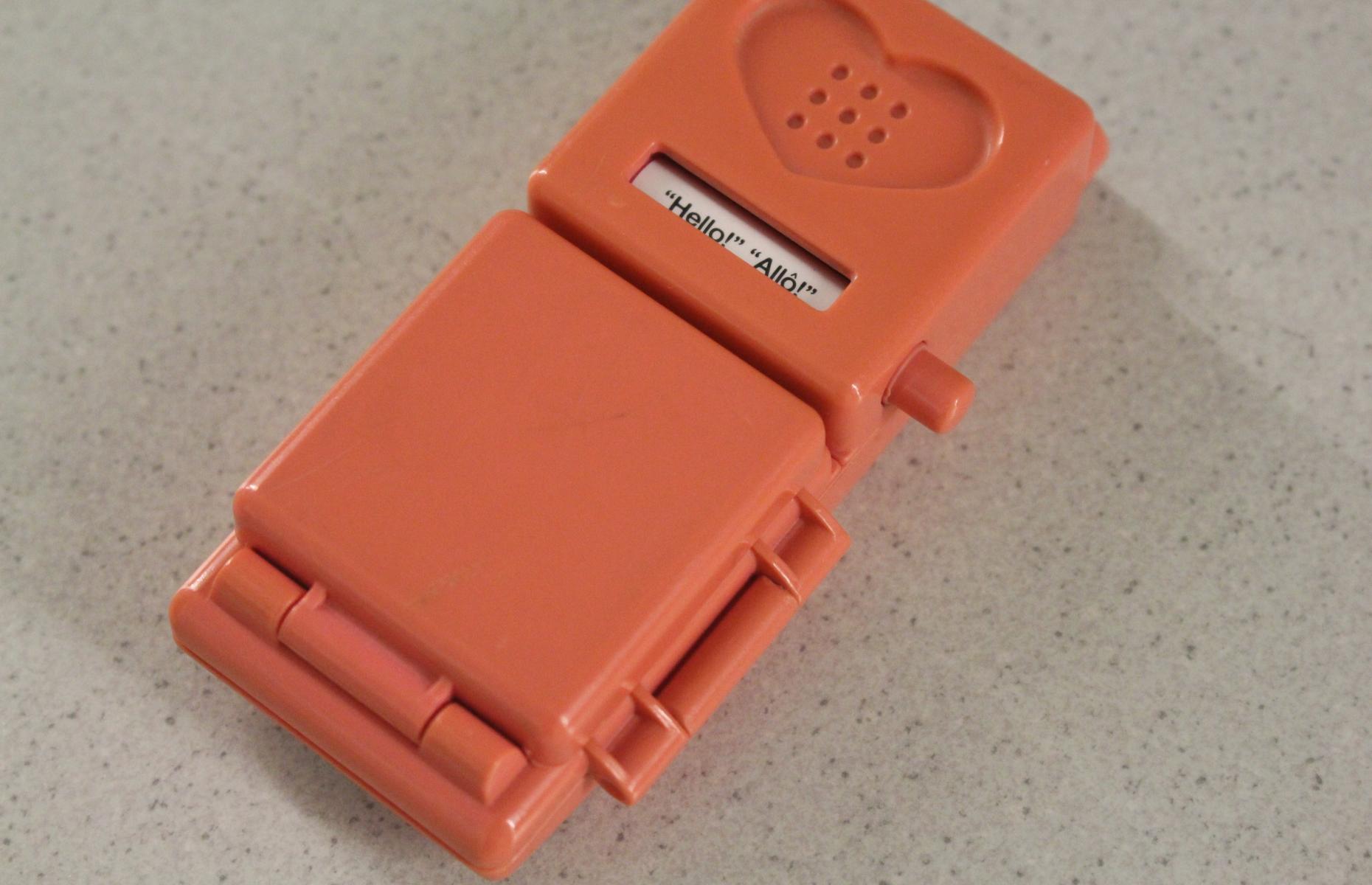 Zugeklapptes pinkes Spielzeughandy.