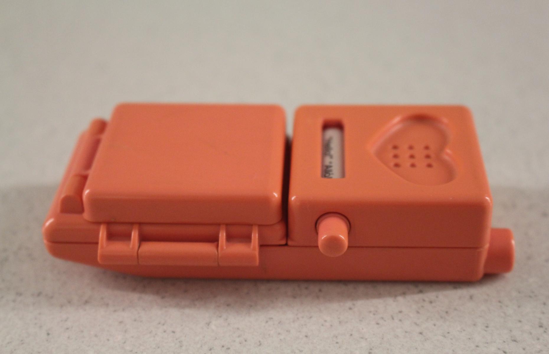 Vollaufnahme des zugeklappten pinken Spielzeughandys.