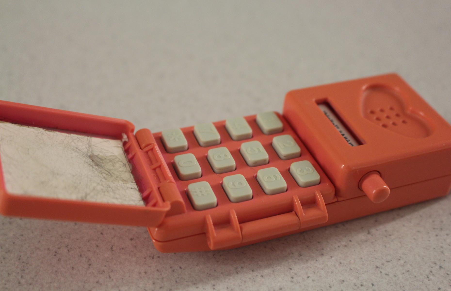 Nahaufnahme des aufgeklappten pinken Spielzeughandys.