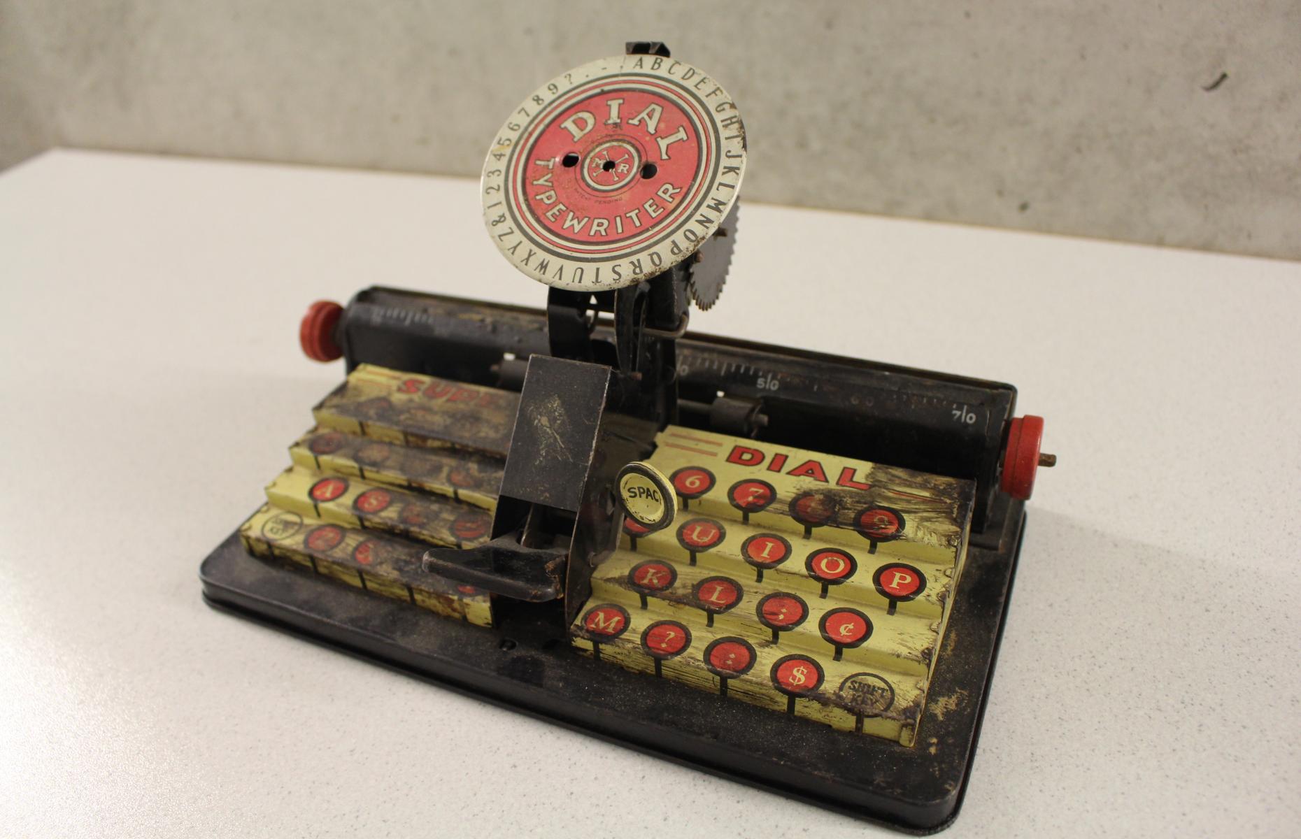 Der Super Dial Typewriter auf einem Tisch.