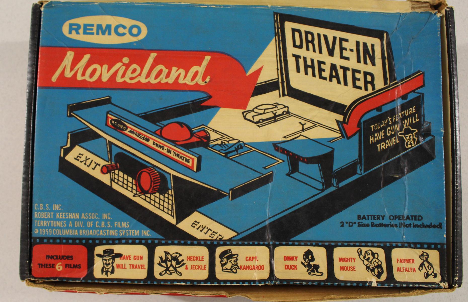 Das ist der Karton des &quot;Movieland Drive-in Theater&quot;. Er ist blau und zeigt eine Illustration des Mediums