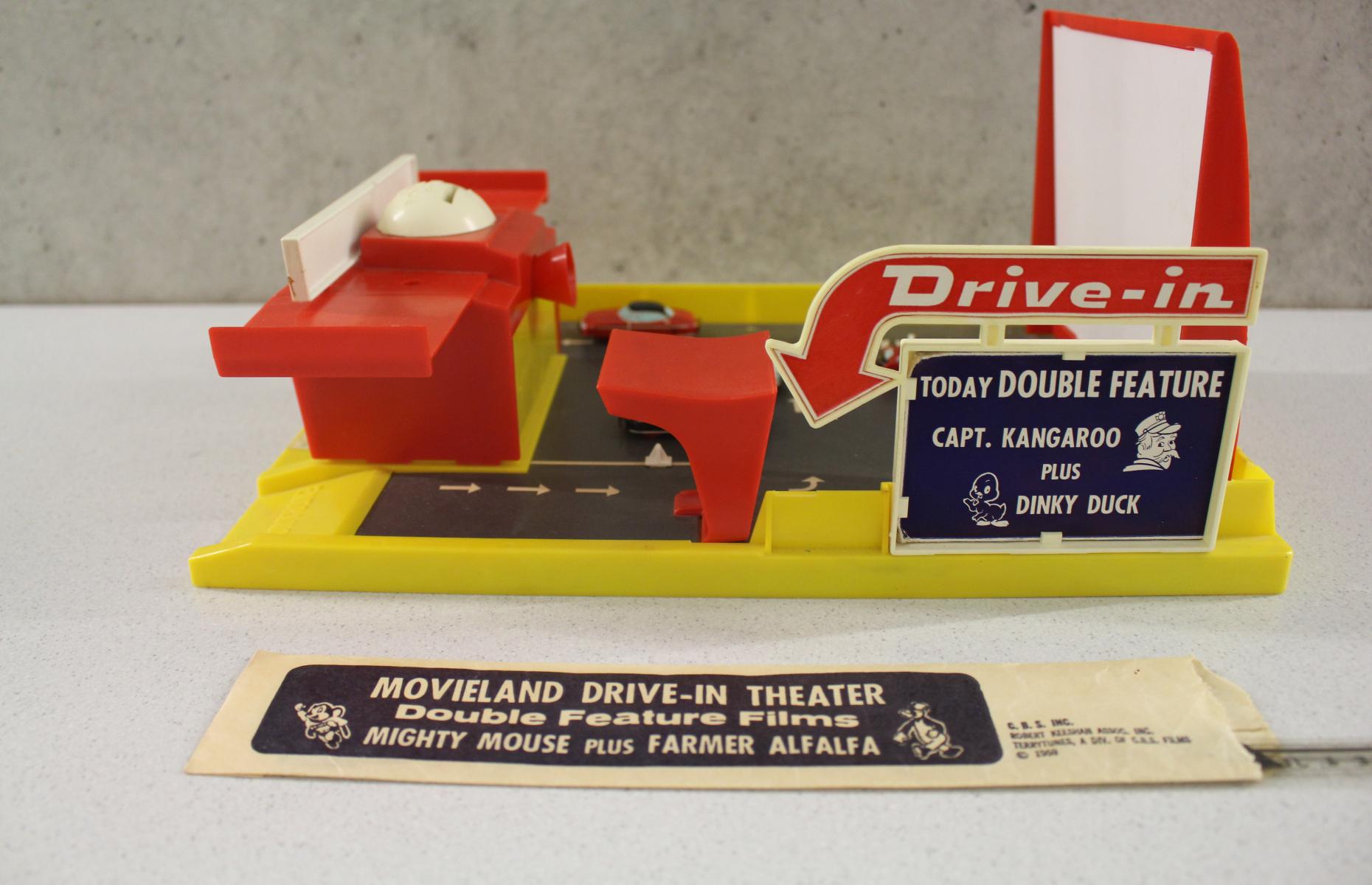 Hier sieht man die Seitenansicht des Mediums. Es hat rote und gelbe Akzente