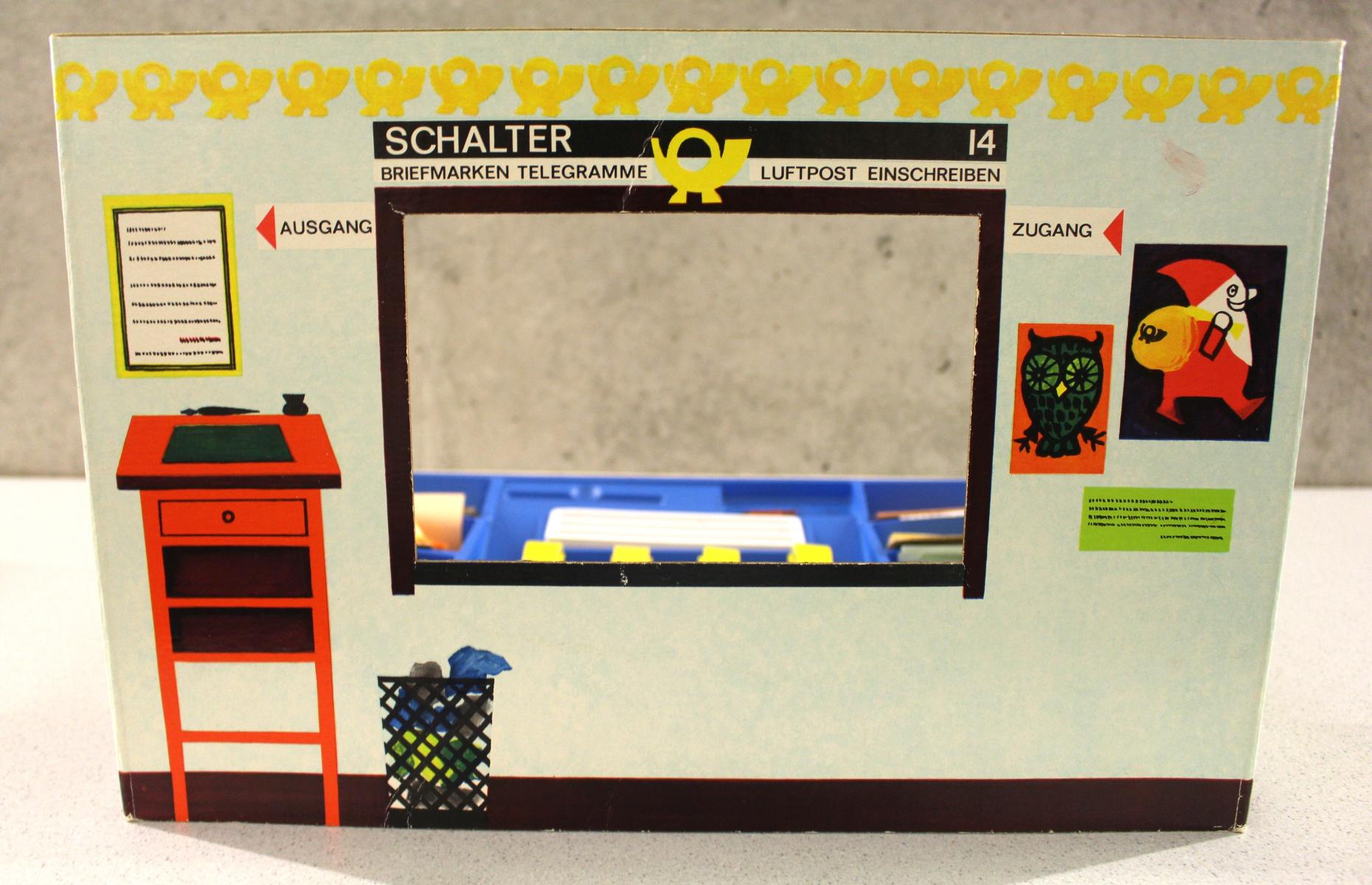 Das ist das aufstellbare Thekenfenster der Postfiliale des Spiels &quot;Tra-ri tra-ra die Post ist da&quot;
