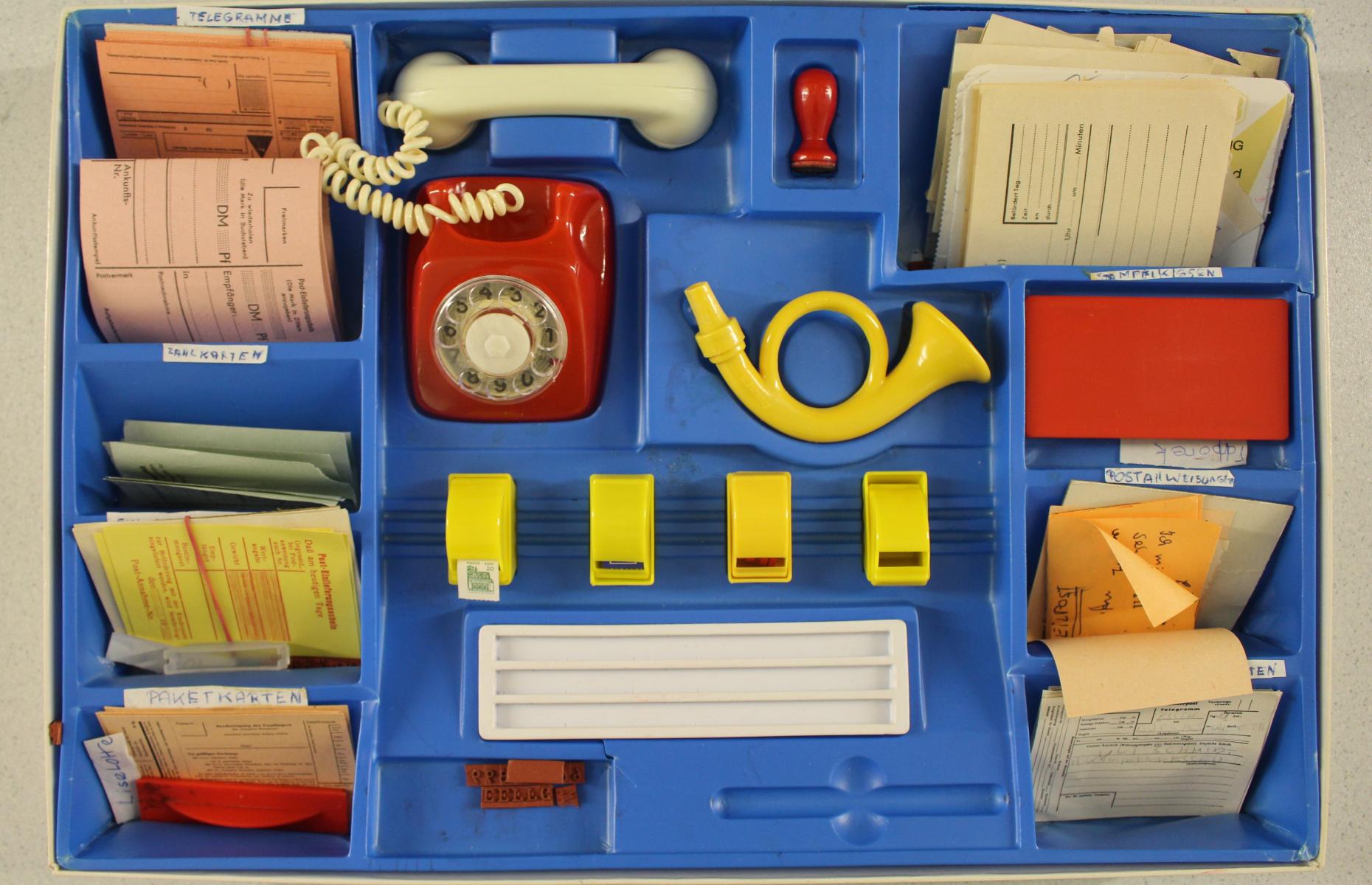 Das sind die Spielmaterialien des Spiels &quot;Tra-ri tra-ra die Post ist da&quot;