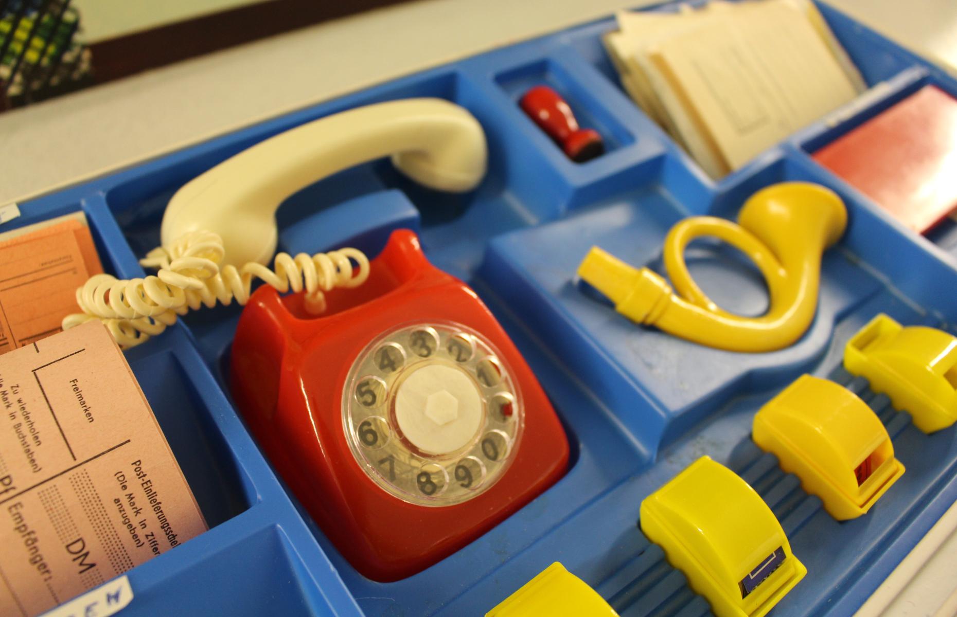 Nahaufnahme der Spielmaterialien von &quot;Tra-ri tra-ra die Post ist da&quot;