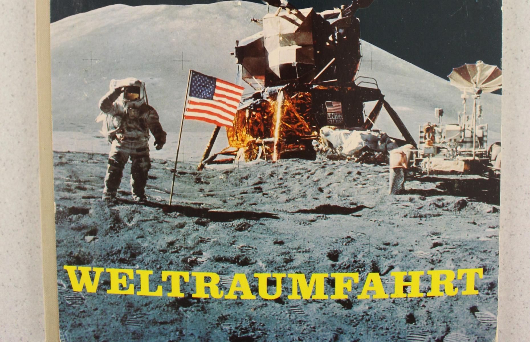 Hier sieht man den unteren Bereich des Covers des Sammelalbums &quot;Weltraumfahrt&quot;. Man sieht einen Ausschnitt der ersten Mondlandung.