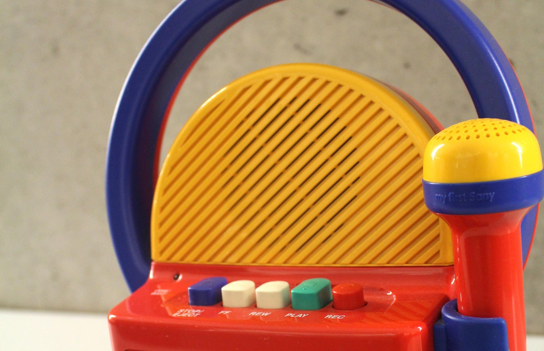 Hier sieht man den rot, gelb, blauen &quot;My First Sony&quot; TCM-4300